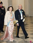 La reina Silvia de Suecia con un vestido estampado en color rosa 