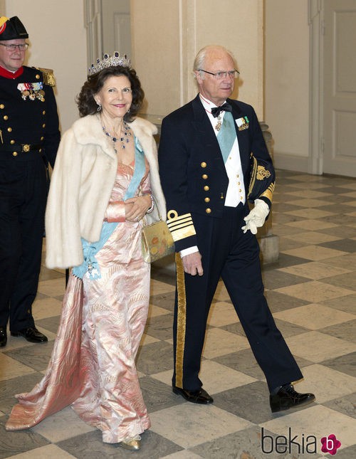 La reina Silvia de Suecia con un vestido estampado en color rosa 