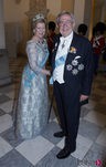 La reina Ana María de Grecia con un vestido en tonos azulados