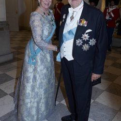 La reina Ana María de Grecia con un vestido en tonos azulados