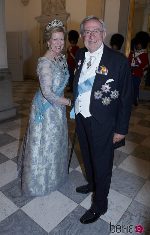 La reina Ana María de Grecia con un vestido en tonos azulados