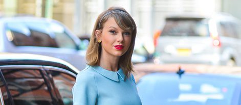 Taylor Swift con un vestido azul, un bolso amarillo y unos zapatos salmón en Nueva York