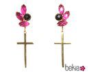 Pendientes de cruz con detalle en rosa de Pretty Rumour