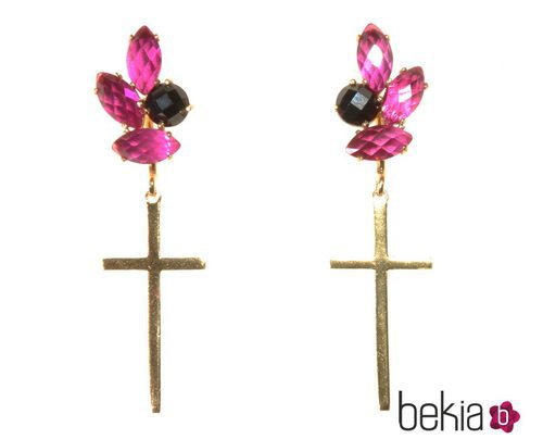 Pendientes de cruz con detalle en rosa de Pretty Rumour