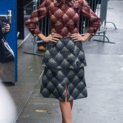 Blake Lively con un abrigo de Marc Jacobs en la promoción de 'The Age of Adaline'