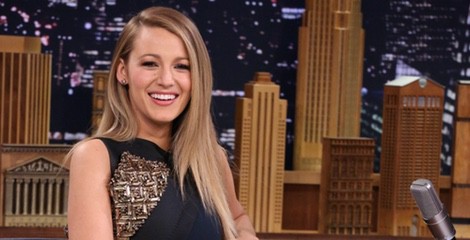 Blake Lively con un vestido negro con incrustaciones en la promoción de 'The Age of Adaline'
