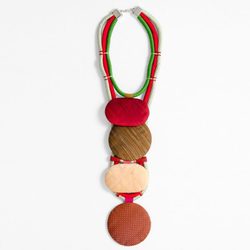 Collar en tonos marrones y rojos de la colección 'La Ruta de la Seda' de OKKRE