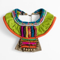 Collar multicolor con cascabeles de la colección 'La Ruta de la Seda' de OKKRE