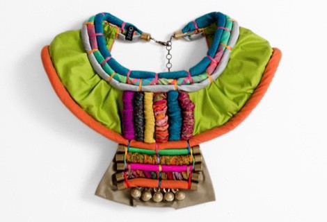 Collar multicolor con cascabeles de la colección 'La Ruta de la Seda' de OKKRE