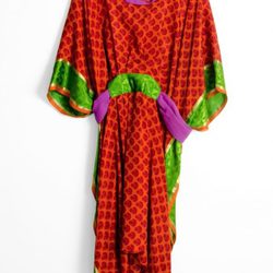 Kafta rojo, morado y verde de la colección 'La Ruta de la Seda' de OKKRE