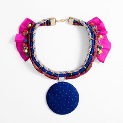 Colla azul y fucsia de la colección 'La Ruta de la Seda' de OKKRE