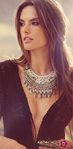 Alessandra Ambrosio posando con uno de los collares de su primera colección de complementos