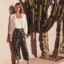 Vanesa Lorenzo con un pantalón tropical de la colección Mango Premium verano 2015