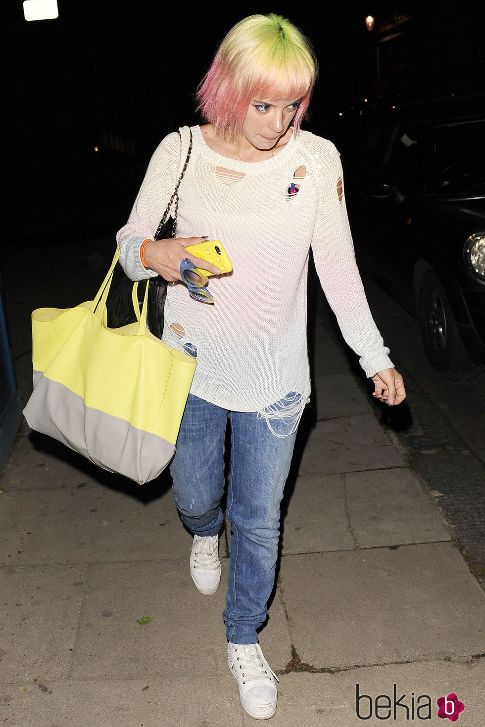 Lily Allen, combinando los complementos con uno de sus colores de pelo