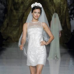 Irina Shayk desfilando para Pronovias