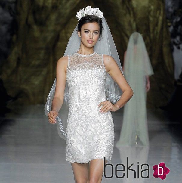 Irina Shayk desfilando para Pronovias