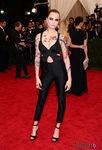 Cara Delevingne con un mono de Stelle McCartney en la Gala del Met 2015