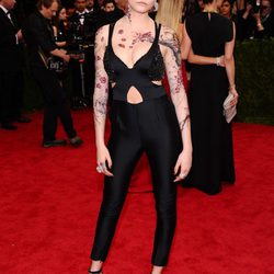 Cara Delevingne con un mono de Stelle McCartney en la Gala del Met 2015
