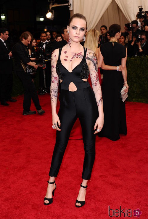 Cara Delevingne con un mono de Stelle McCartney en la Gala del Met 2015
