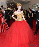 Karen Elson con un vestido de Dolce & Gabbana en la Gala del Met 2015