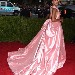 Kerry Washinton con un vestido de Prada en la Gala del Met 2015