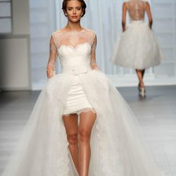 Clara Alonso con un vestido de novia asimétrico en el desfile de Rosa Clará en la Pasarela Gaudí Novias