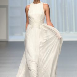 Clara Alonso con un vestido de novia vaporoso en el desfile de Rosa Clará en la Pasarela Gaudí Novias