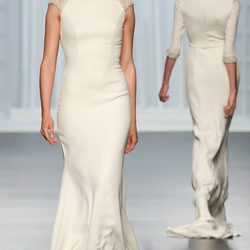 Vestido clásico con detalles en las mangas de Rosa Clará en la Pasarela Gaudí Novias de Barcelona