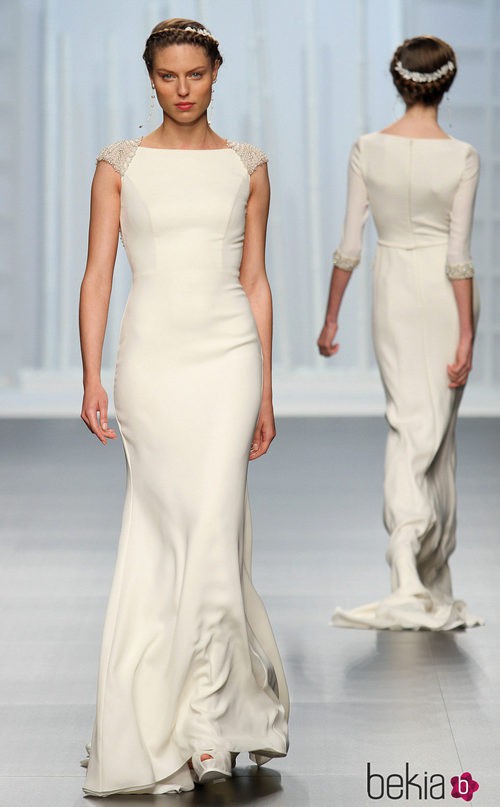 Vestido clásico con detalles en las mangas de Rosa Clará en la Pasarela Gaudí Novias de Barcelona
