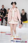 Vestido midi y chaqueta rosa palo de la colección Crucero 2015/2016 de Chanel 