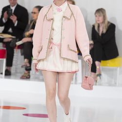 Vestido midi y chaqueta rosa palo de la colección Crucero 2015/2016 de Chanel 