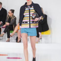 Pantalones cortos y chaqueta colorida de la colección Crucero 2015/2016 de Chanel