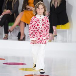 Hudson Kroenig desfilando para la colección Crucero 2015/2016 de Chanel en Seúl