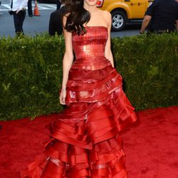 Amal Alamuddin con un vestido de John Galliano en la Gala del Met 2015