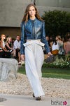 Mono blanco y cazadora de piel azul de la colección Crucero 2015/2016 de Louis Vuitton