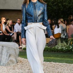 Mono blanco y cazadora de piel azul de la colección Crucero 2015/2016 de Louis Vuitton