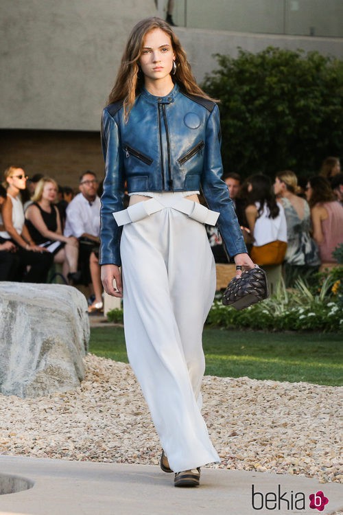Mono blanco y cazadora de piel azul de la colección Crucero 2015/2016 de Louis Vuitton