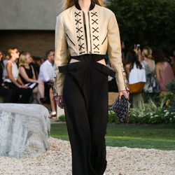 Mono negro y chqeuta de cuero de la colección Crucero 2015/2016 de Louis Vuitton