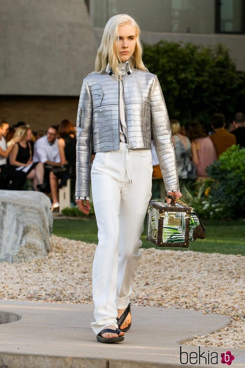 Pantalón blanco y chaqueta metalizada de la colección Crucero 2015/2016 de Louis Vuitton