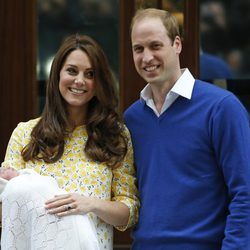 Los Duques de Cambridge presentando a su hija recién nacida a la salida del hospital
