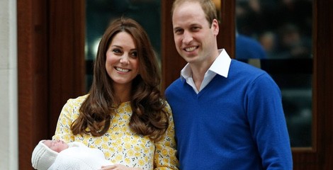 Los Duques de Cambridge presentando a su hija recién nacida a la salida del hospital