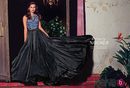 Irina Shayk con una falda negra con mucho vuelo de la colección primavera/verano 2015 de Bebe