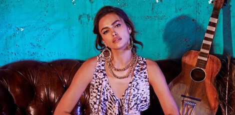 Irina Shayk con un jumpsuit animal print de la colección primavera/verano 2015 de Bebe