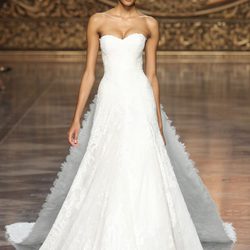 Cindy Bruna con un vestido palabra de honor de Pronovias en la Barcelona Bridal Week 2015