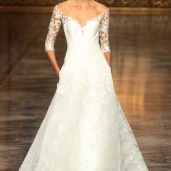 Vestido de novia con escote corazón de Pronovias en la Barcelona Bridal Week 2015
