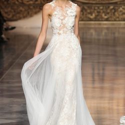 Vestido de encaje y tul de Pronovias en la Barcelona Bridal Week 2015