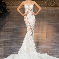 Irina Shayk con un vestido de cola de Pronovias en el desfile de la Barcelona Bridal Week 2015