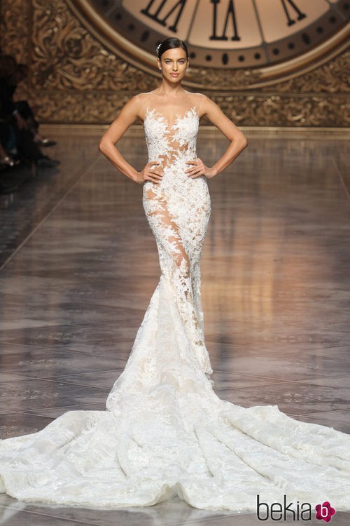 Irina Shayk con un vestido de cola de Pronovias en el desfile de la Barcelona Bridal Week 2015