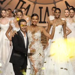 Final del desfile de Pronovias en la Pasarela Gaudí de la Barcelona Bridal Week 2015
