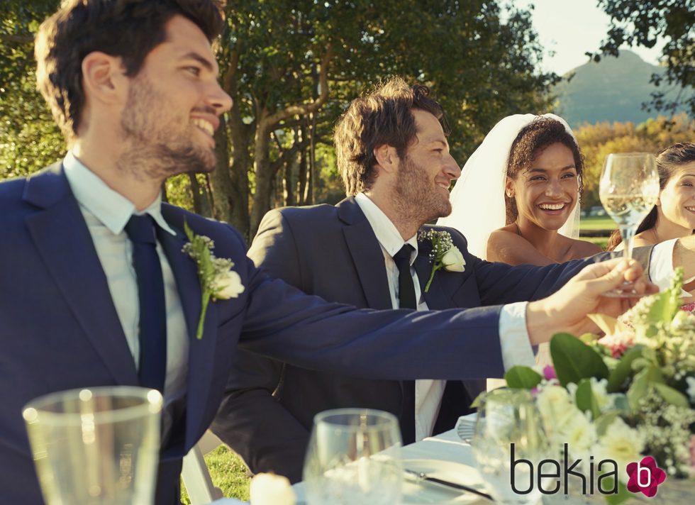 Los colores oscuros son los más apropiados para acudir a una boda de tarde